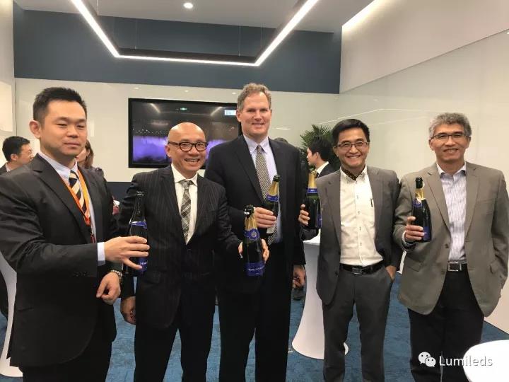 Lumileds的客户和经销商一同庆祝全新办事处的启用。图中人员分别为(从左往右):陈凯(华普永明董事长兼总裁);谢文峰(Lumileds亚太区销售副总裁);Mark Adams(Lumileds全球首席执行官);Andy Kwan(港机董事总经理);王永宏(巨尔光电总裁)